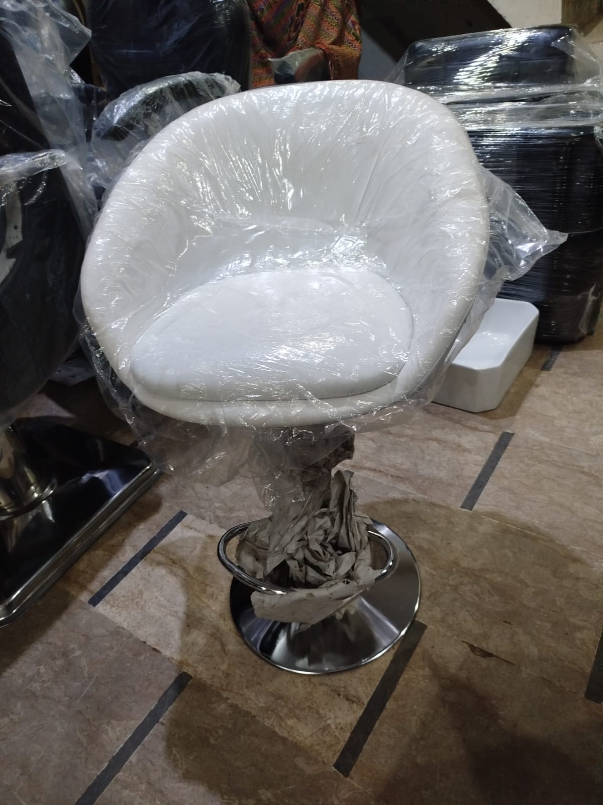 Hydraulic Cup Shape Stool / Reception Chair