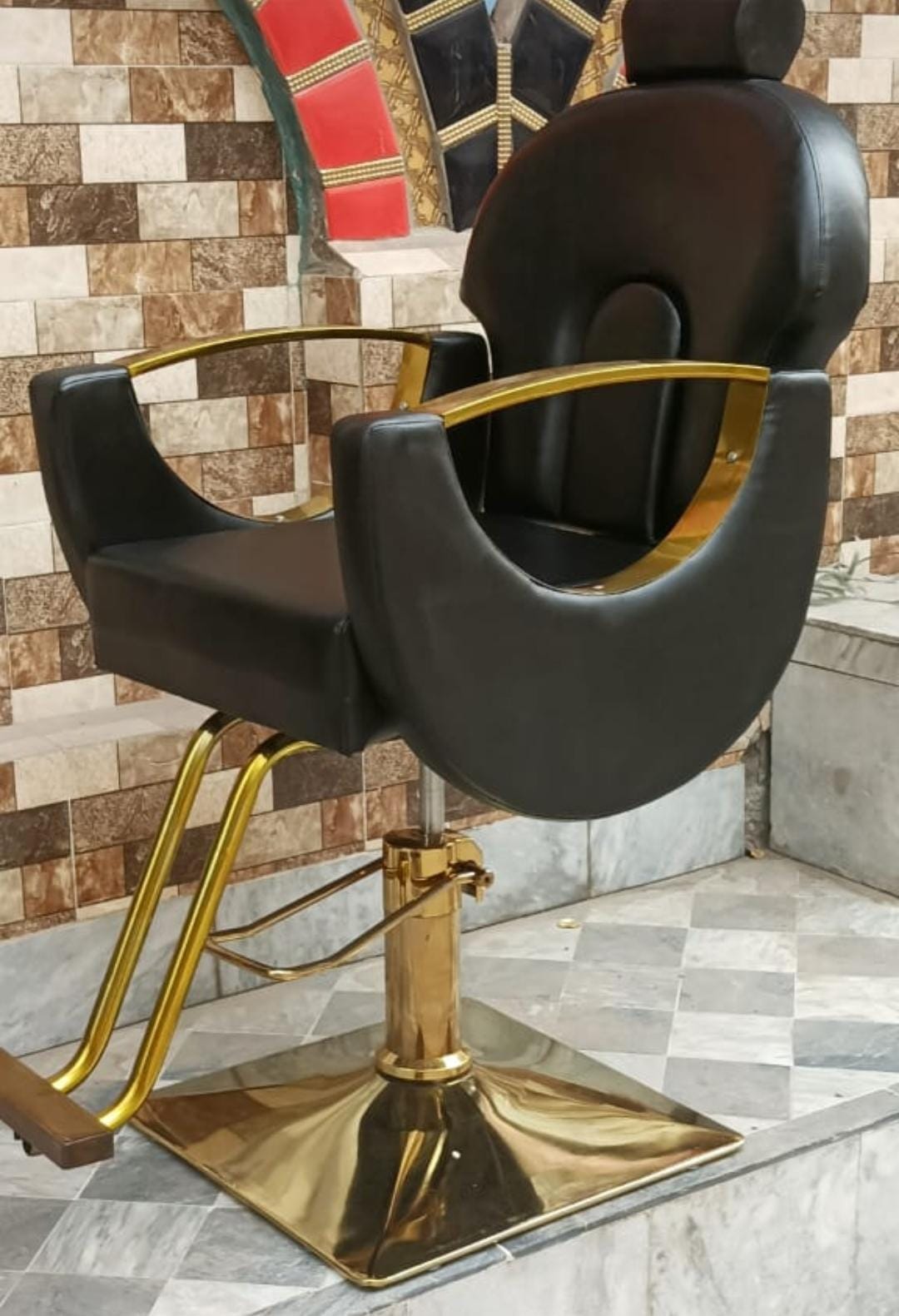 Local Hydraulic Salon Chair with Golden Bas