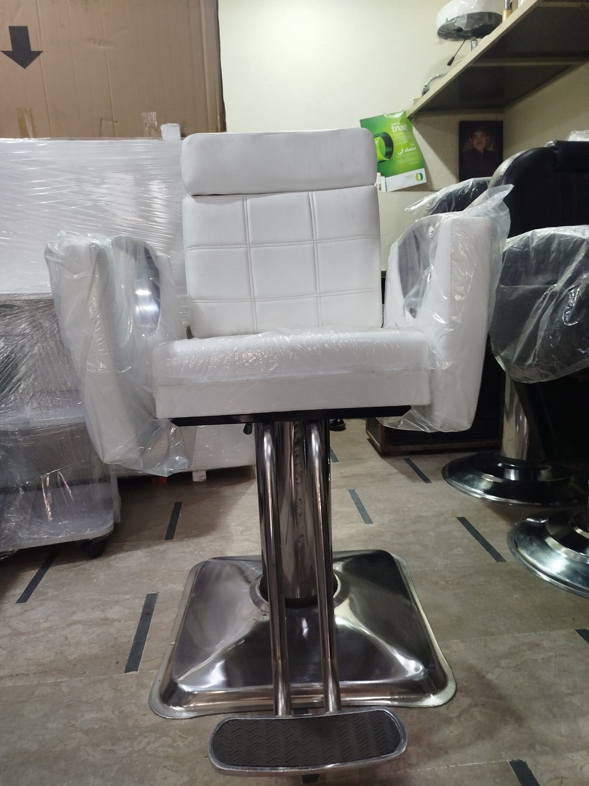 Professional Salon Styling Chair – Premium Fixed Base Model Centre take